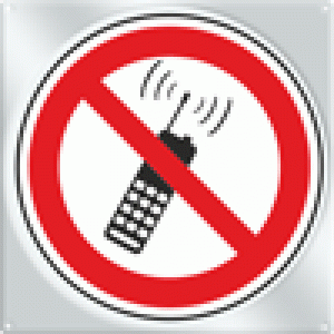 Запрещается пользоваться мобильным (сотовым) телефоном или переносной рацией 